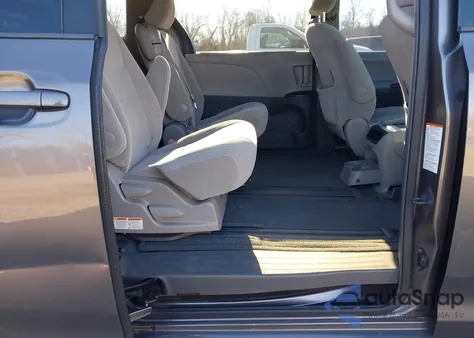 2015 Toyota Sienna Le z USA, uszkodzony, nr VIN 5TDKK3DC6FS578358